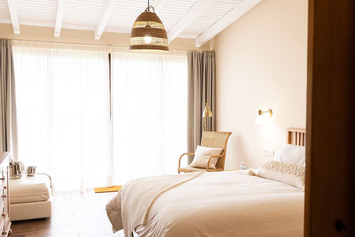 down duvets, memory-foam beds, minibar, in-room safe