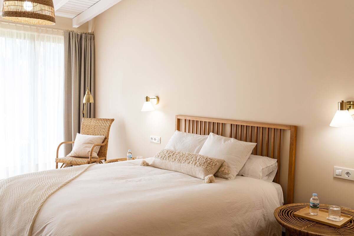 Classic-rum - 1 queensize-säng med bäddsoffa - privat badrum - utsikt mot trädgården | Duntäcken, memory foam-madrasser och minibar