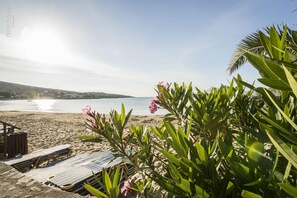 On the beach, white sand, 2 beach bars - Villa Marathoula (Chania)