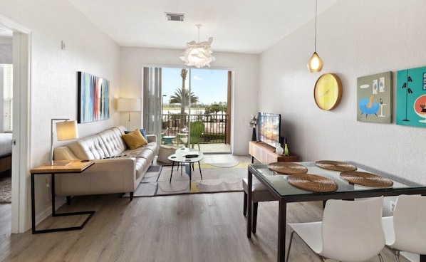 Apartment | Wohnzimmer | Flachbildfernseher, DVD-Player