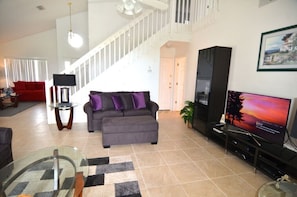 Vil·la | Sala d'estar | Televisor LED, reproductor de DVD i taula de tennis de taula