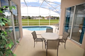 Vil·la | Piscina | Piscina a l'aire lliure i gandules