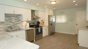 Condo | Cuisine privée | Réfrigérateur, four à micro-ondes, un four, surface de cuisson