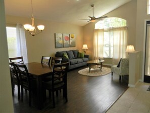 House | Living room | Flat-screen TV, DVD player