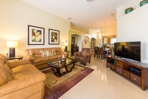 别墅 | 客厅 | 平板电视、DVD 播放器