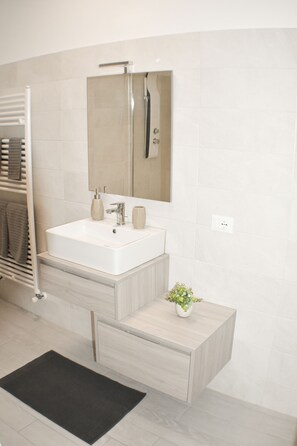 Quarto triplo design (Il Vigneto) | Pia do banheiro