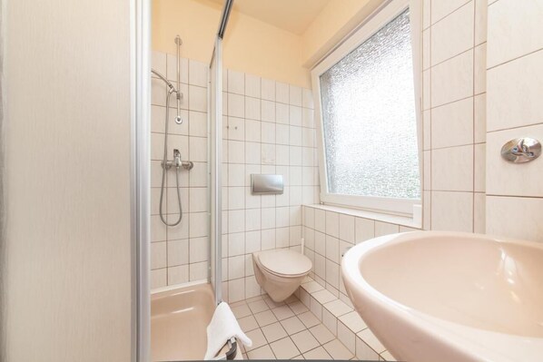 A bathroom with a shower, toilet, and sink. - Hotel Zum Kaffeekännchen (Norderstedt)
