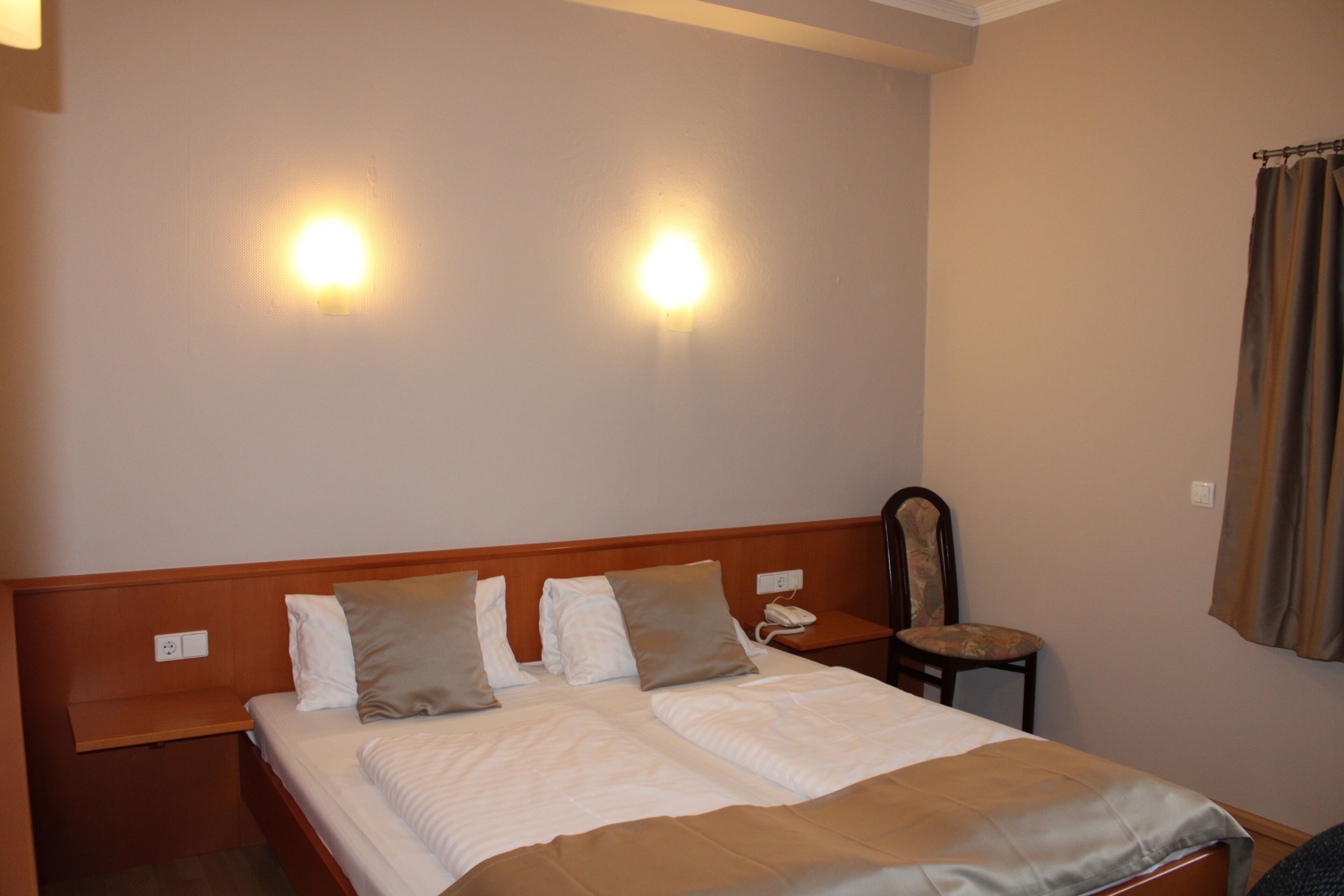 Camera quadrupla | Con stile personalizzato, con arredamento individuale, una scrivania