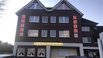 A hotel named "Hotel Garnis" with a sign indicating a coffee shop inside.