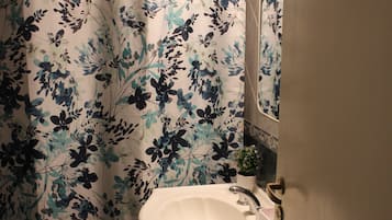 Bañera, bidet, toallas, jabón