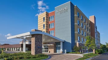 Edificio moderno de varios pisos del hotel Fairfield by Marriott Inn & Suites, que destaca por una entrada con marquesina y un estacionamiento frente al hotel.