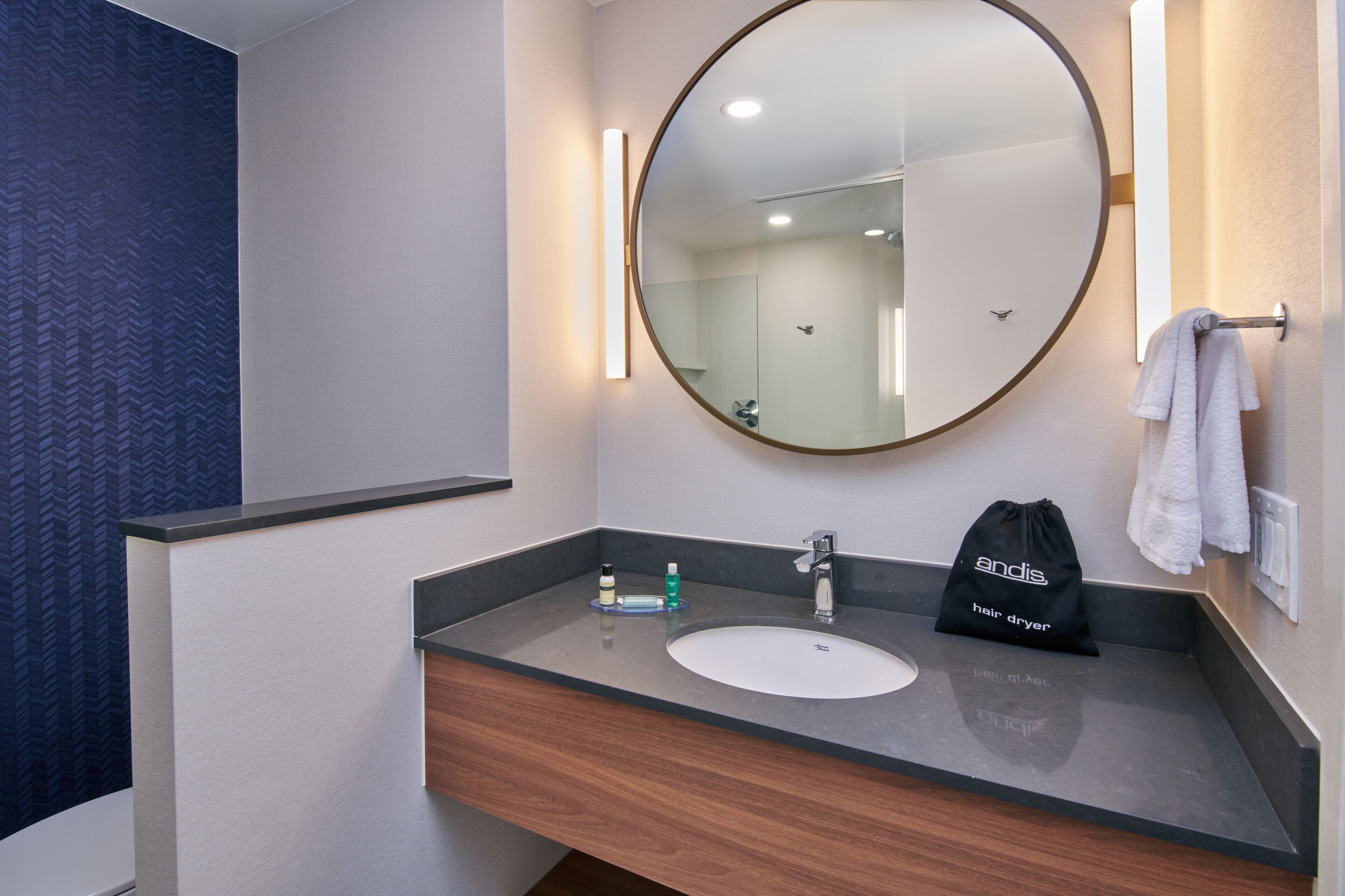 rainfall showerhead, free toiletries, hair dryer, towels