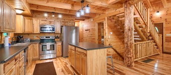 Hickory Hill Lodge -Pet Friendly- 6 bedroom luxury log cabin near Hocking Hills