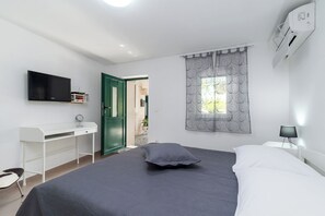 3 bedrooms, free WiFi, bed sheets - House Diamond, Okrug Gornji - ideal for relaxing holidays for families & friends (Okrug Gornji)