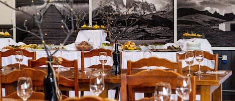 Petit déjeuner continental servi en semaine (17 USD par personne)