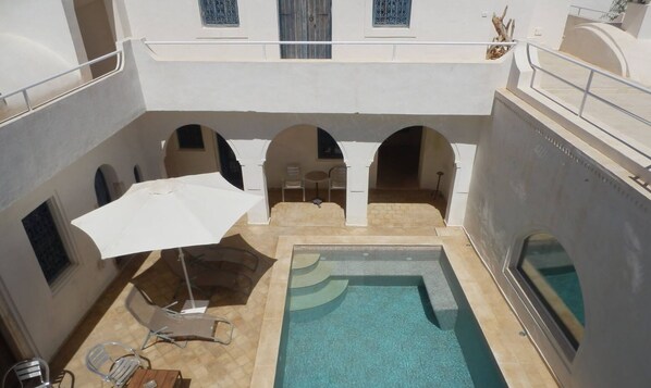 Outdoor pool, pool umbrellas, sun loungers - Dar Ennour (Erriadh)