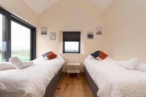 2 bedrooms, travel cot, Internet, bed sheets