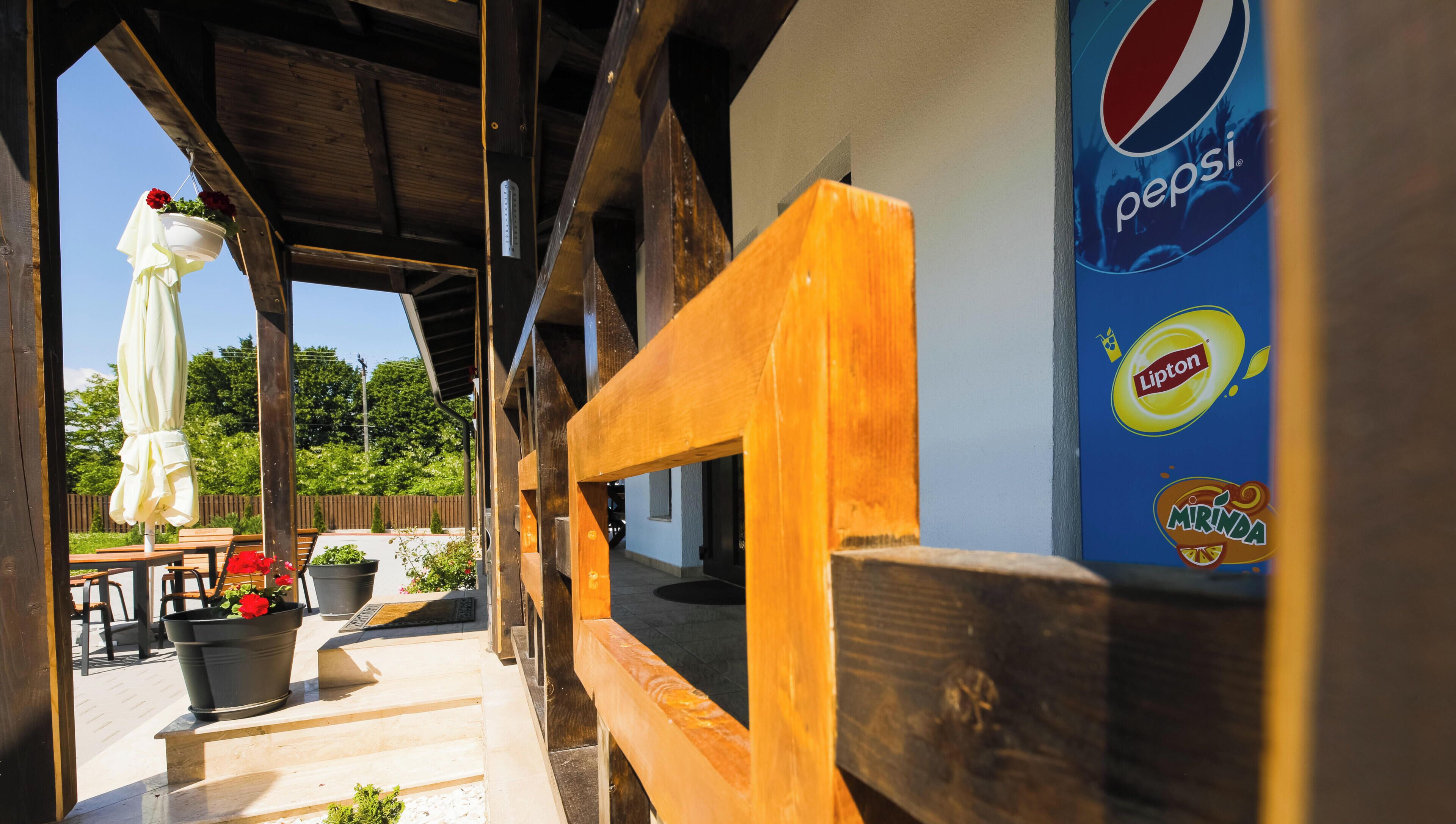 Un espacio al aire libre con bancos de madera y plantas en macetas.