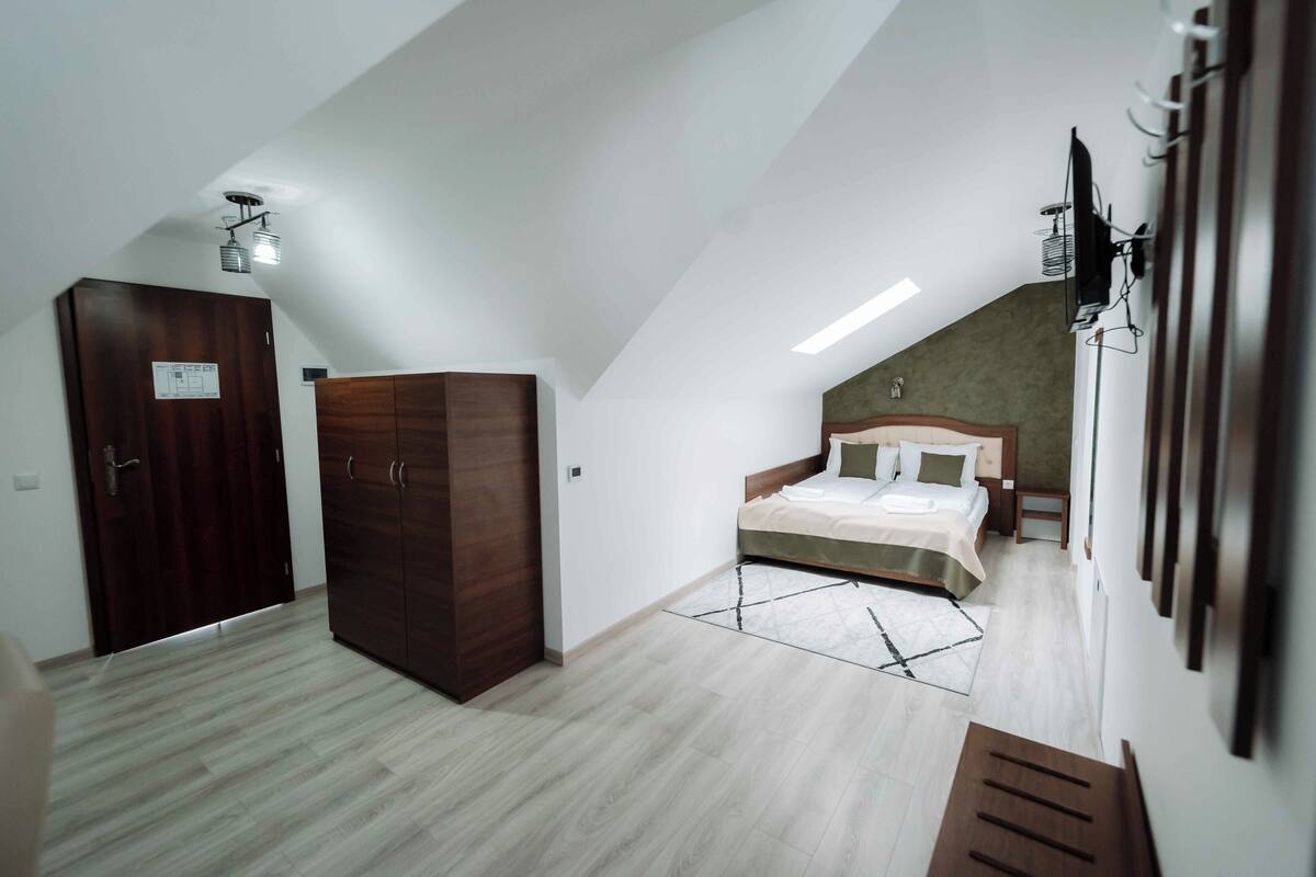 Room, 2 Queen Beds, Balcony, Mountain View