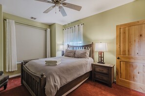 3 bedrooms, desk, iron/ironing board, travel crib