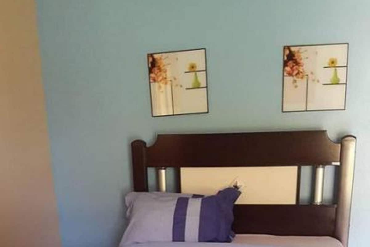Twin kamer | Een minibar, geluiddichte muren, een strijkplank/strijkijzer