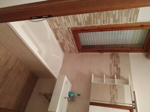 Bathroom - Excellent location, between the sea and Rome (Aprilia)