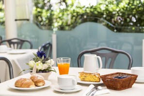 Tägliches inbegriffenes kontinentales Frühstück
