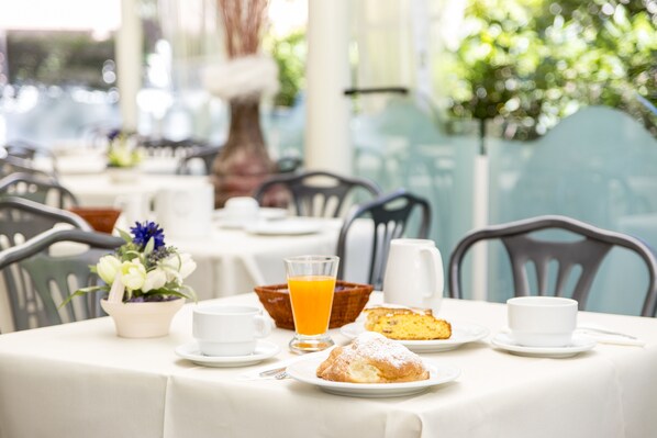 Tägliches inbegriffenes kontinentales Frühstück