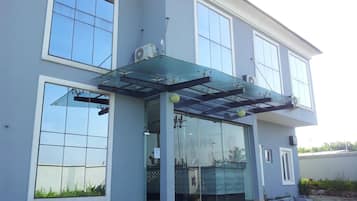 Entrada al alojamiento