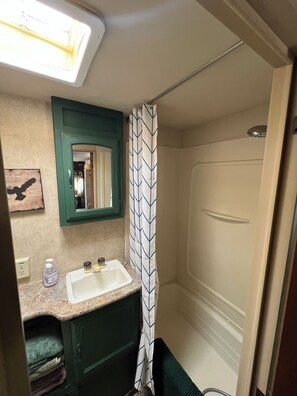 Toallas y papel de baño 