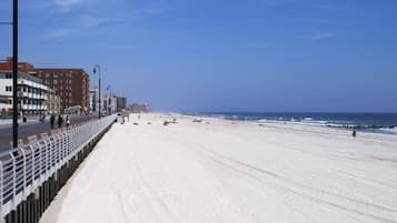 Playa en los alrededores, camastros y toallas de playa