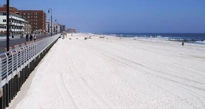 Kuukausittain - Kaunis tilava 3 BD / 2 BA: n rantakoti vain askel hiekkaan!