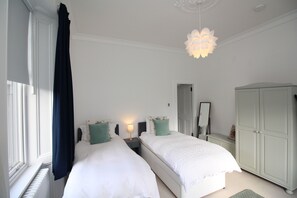 2 bedrooms, iron/ironing board, WiFi, bed sheets - Troon Golf 2024 (Troon)