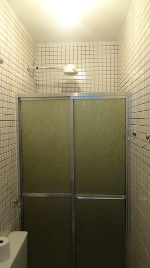 Dusche, Haartrockner, HandtĂŒcher, Seife