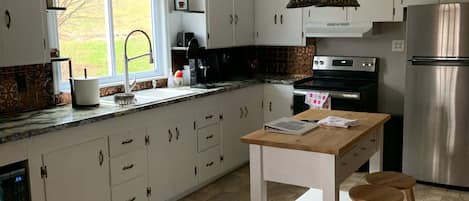 Réfrigérateur, four à micro-ondes, un four, surface de cuisson