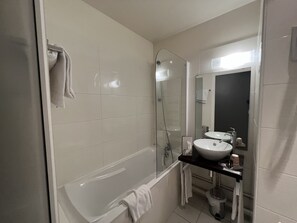 Quarto casal standard | Banheiro | Chuveiro com efeito de chuva, secador de cabelo, toalhas de banho 
