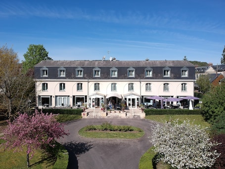 Exterior. Le Pré Saint Germain