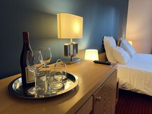 Superior Double Room, 1 Queen Bed, Non Smoking | Desk, blackout curtains, soundproofing, free WiFi - Le Pré Saint Germain (Louviers)