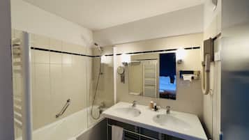 Regadera tipo lluvia, secadora de cabello, toallas, jabón