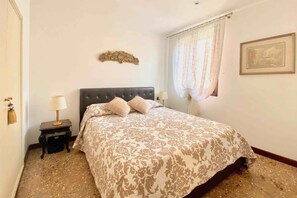 2 quartos, ferros/tábuas de passar roupa, Wi-Fi, roupa de cama