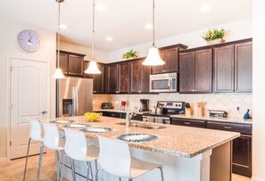 Apartamento | Cozinha privada | Geladeira, micro-ondas, fogão, lava-louças