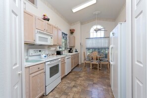 House | Private kitchen | Fridge, microwave, oven, dishwasher - Country Creek Estates #2 (Kissimmee)