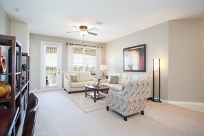 Apartment | Wohnzimmer | Flachbildfernseher, DVD-Player