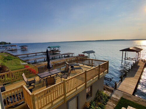 Wine trail lakefront luxury stay on Seneca Lake with all the views and amenities
