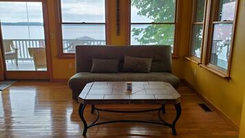 Smart TV, chimenea y libros