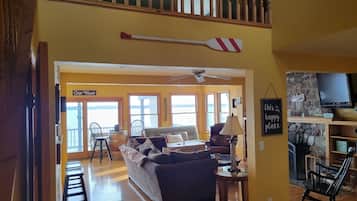 Smart TV, chimenea y libros