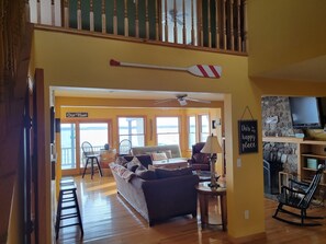 Smart TV, chimenea y libros 