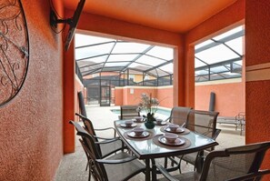 Apartment | Outdoor dining