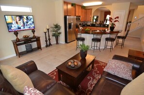 Villa | Salle de séjour | Télévision à écran plat, cheminée, baby-foot