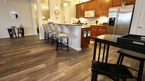 Apartment | Eigene Küche | Kühlschrank, Mikrowelle, Ofen, Geschirrspüler